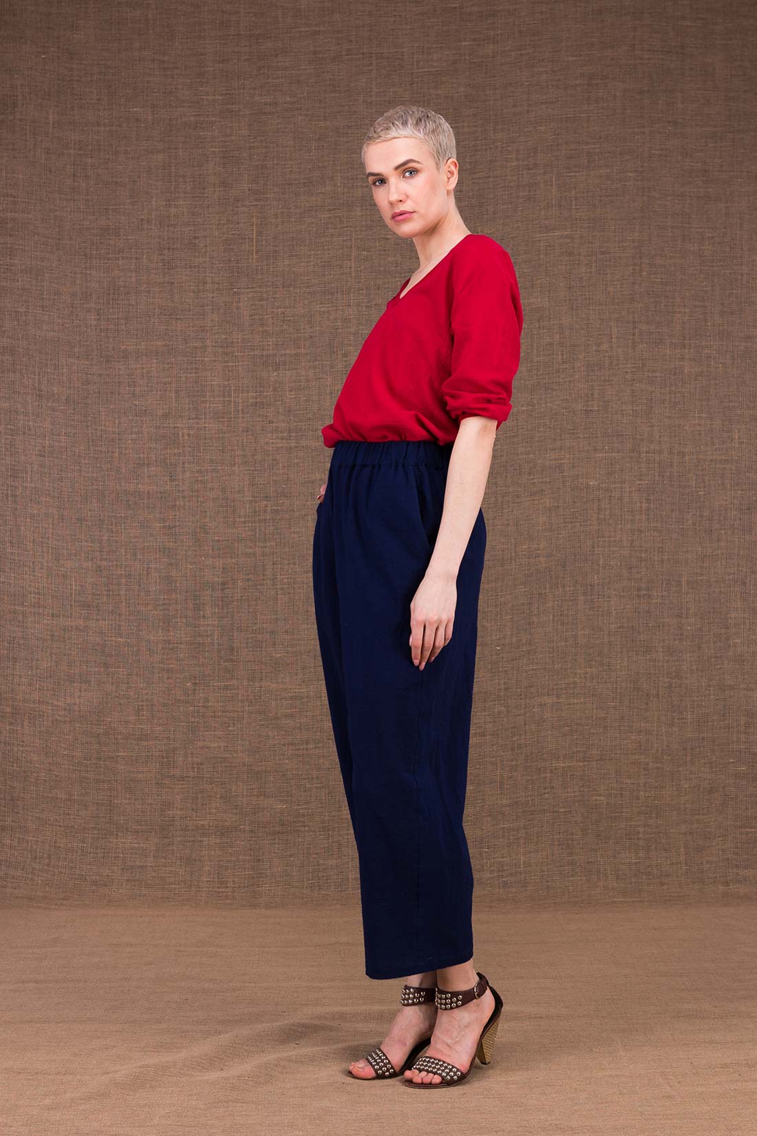 Pantalon bleu marine large en coton bio pour femme HALNY – Image 3