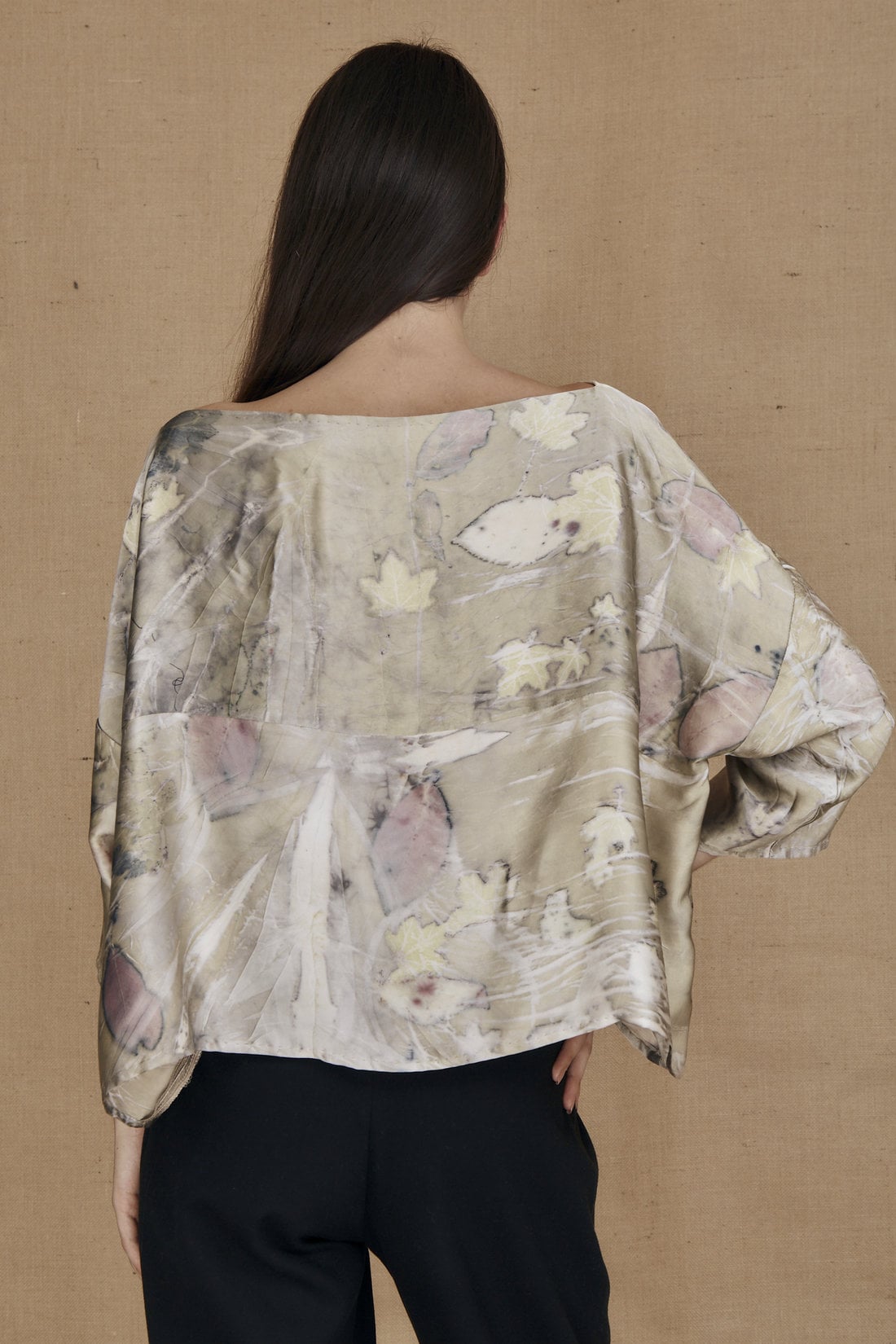 Haut beige large en satin de soie imprimé pour femme MEI – Image 4